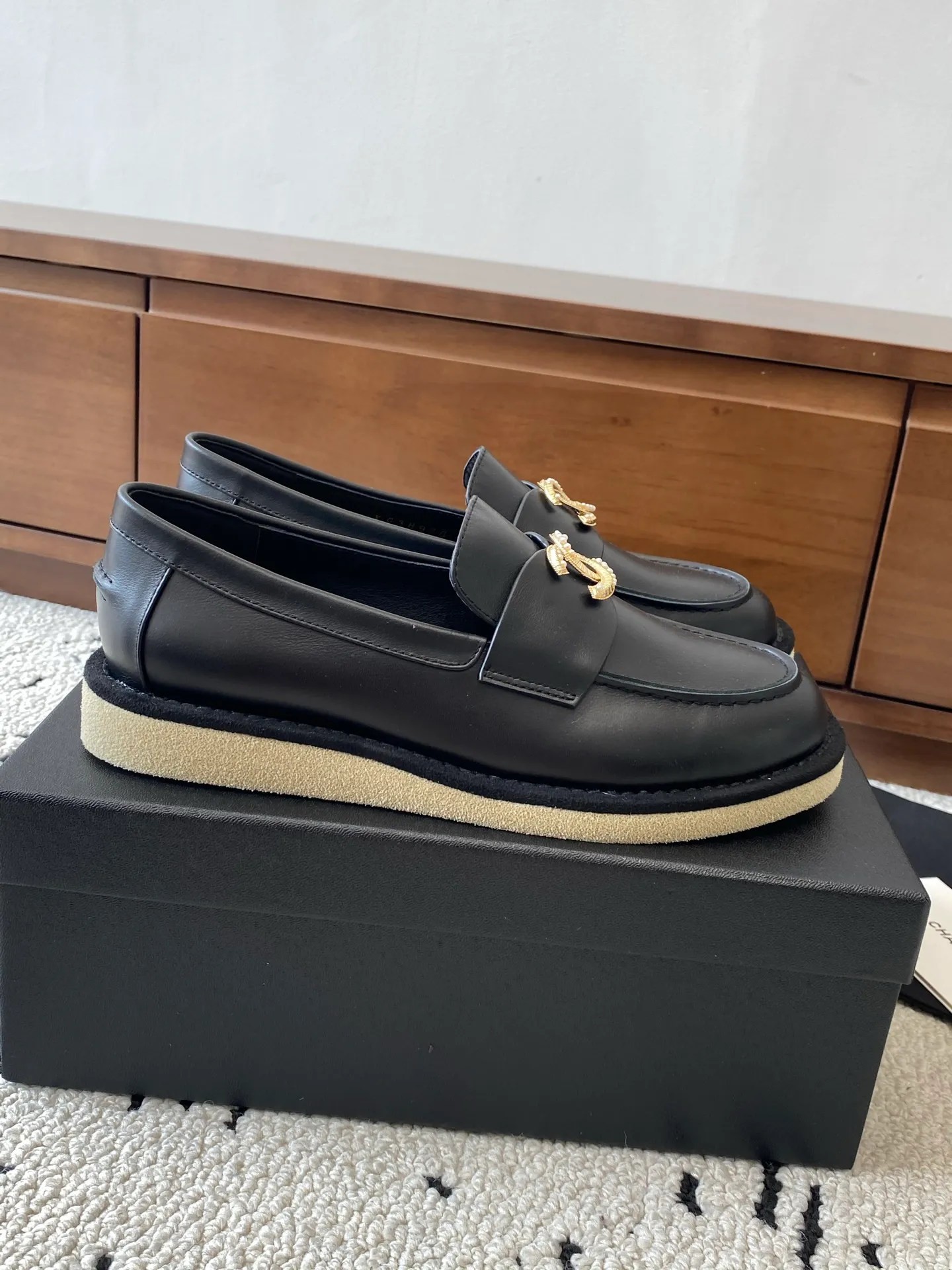 👟👟Ex-factory price 620👟👟High-end notebook 🍀2025 autumn and winter new Chanel Chanel entrance hardware buckle, Loaf loafers, can be worn all year round. No matter when you wear it, it is very high-end and durable. Go shopping and attract attention on the street! Easily travel between commuting and leisure occasions, and become a carefree fashionable and elegant woman ~ Upper: cowhide/cow nubuck leather/open edge beads Inner: lambskin Sole: Italian raw rubber outsole leather strip Code number: 35-39 (40/41 customized, non-refundable and non-exchangeable 👉 Buy now👉 Buy now👉 Buy now👉